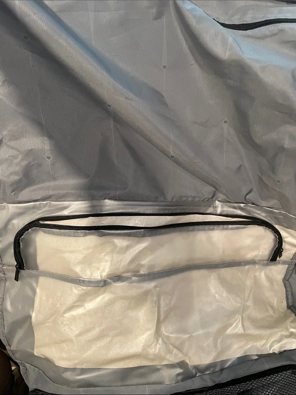 NWOT Delsey Paris Garment Gag W/ Tons of Storage B138
